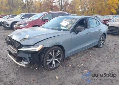 2022 Volvo S60 B5 Black Edition R-Design/B5 R-Design z USA, uszkodzony, nr VIN 7JRL12TM4NG154621